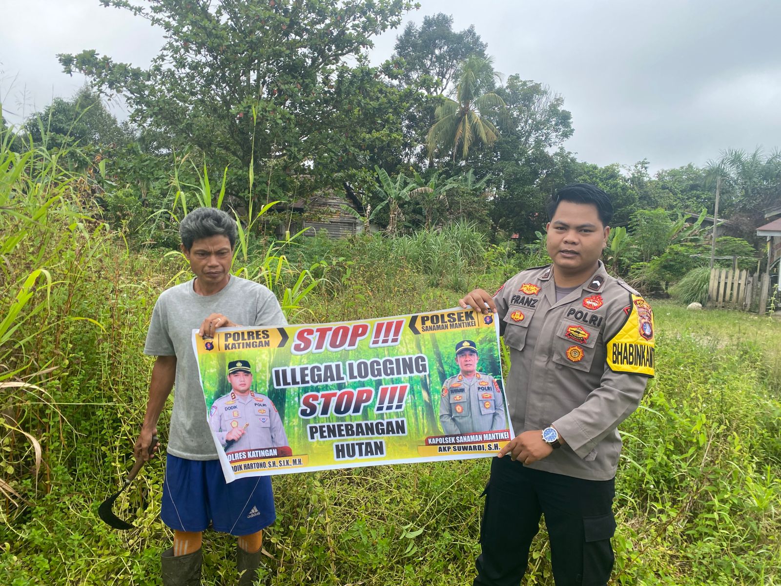 Bhabinkamtibmas laksanakan Sosialisasikan tentang larangan dan sangsi Pidana bagi pelaku Ilegal Logging kepada masyarakat di  Desa Binaan.