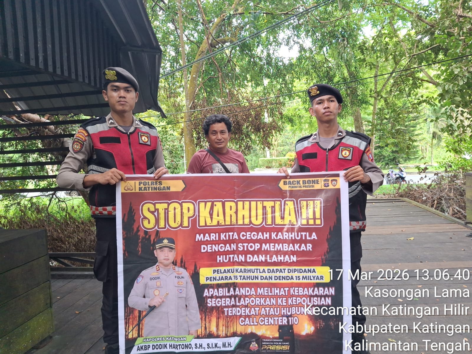 Personel Samapta Polres Katingan Sosialisasikan Pencegahan Karhutla kepada Masyarakat Desa Hampalit.