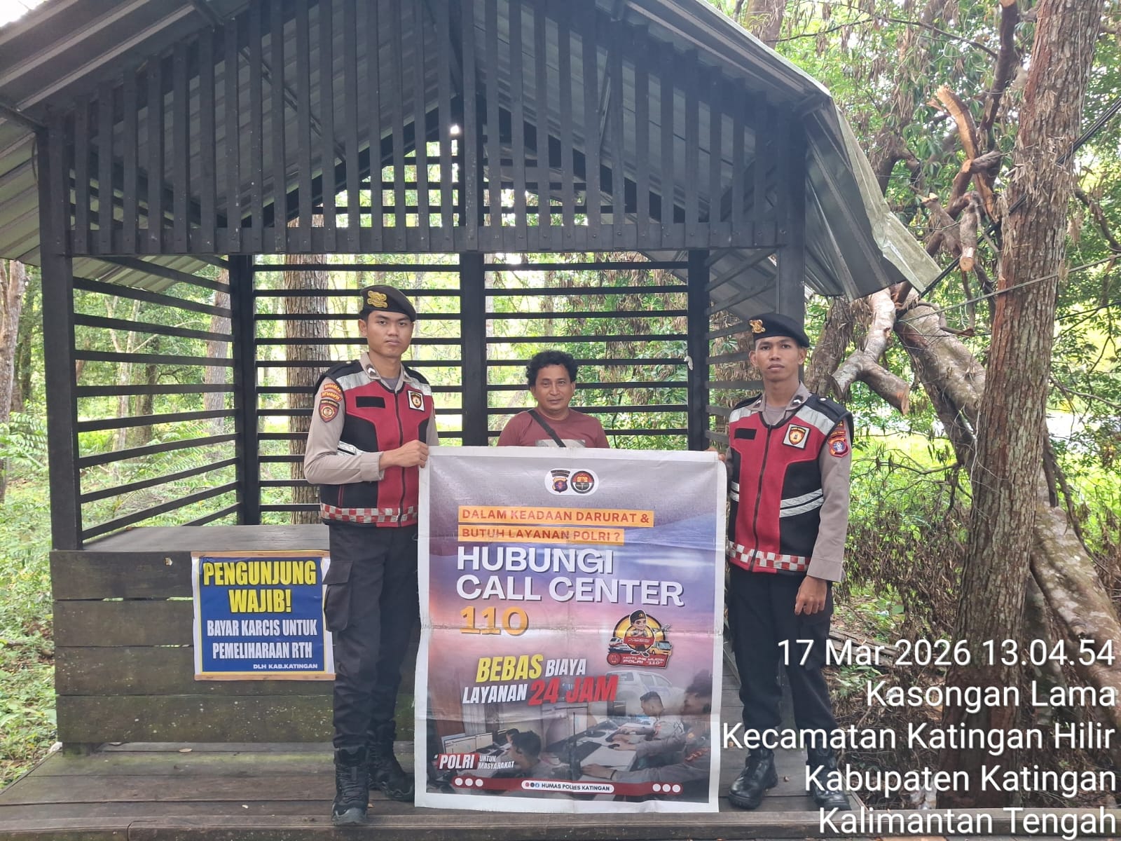 Personel Samapta Polres Katingan Sosialisasikan Call Center 110 Polri kepada Masyarakat Desa Hampalit olehPersonel Samapta Polres Katingan.