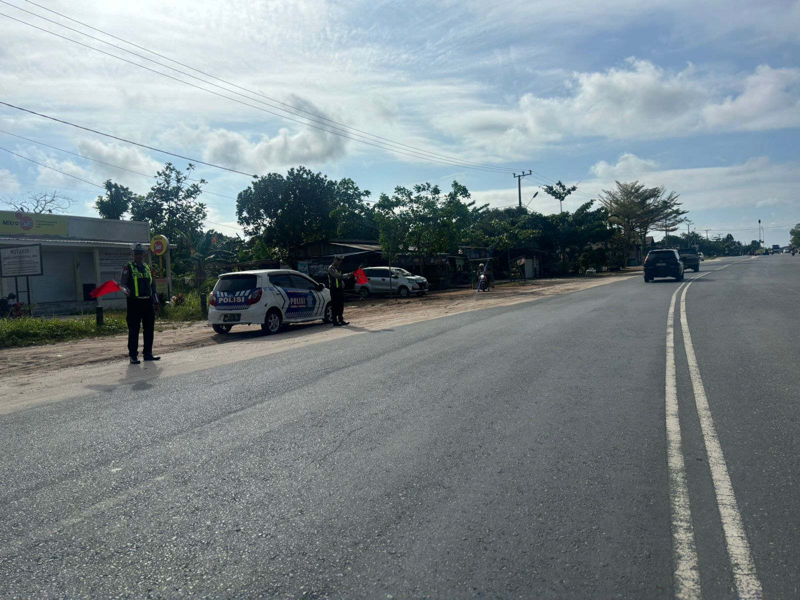 Tidak Menggunakan Helm Saat Berkendara Personel Satlantas Berikan Teguran Humanis.