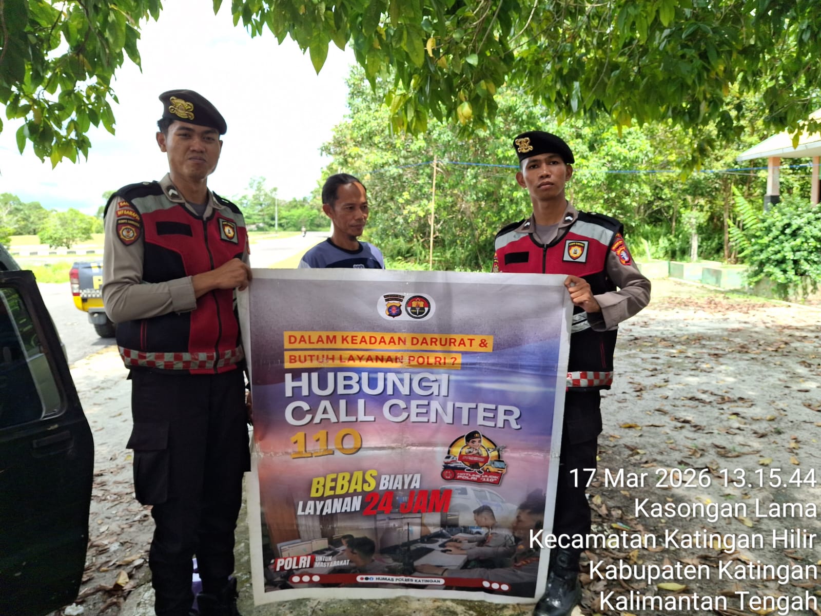 Personel Samapta Polres Katingan Sosialisasikan Call Center 110 Polri kepada Masyarakat Desa Hampalit olehPersonel Samapta Polres Katingan.