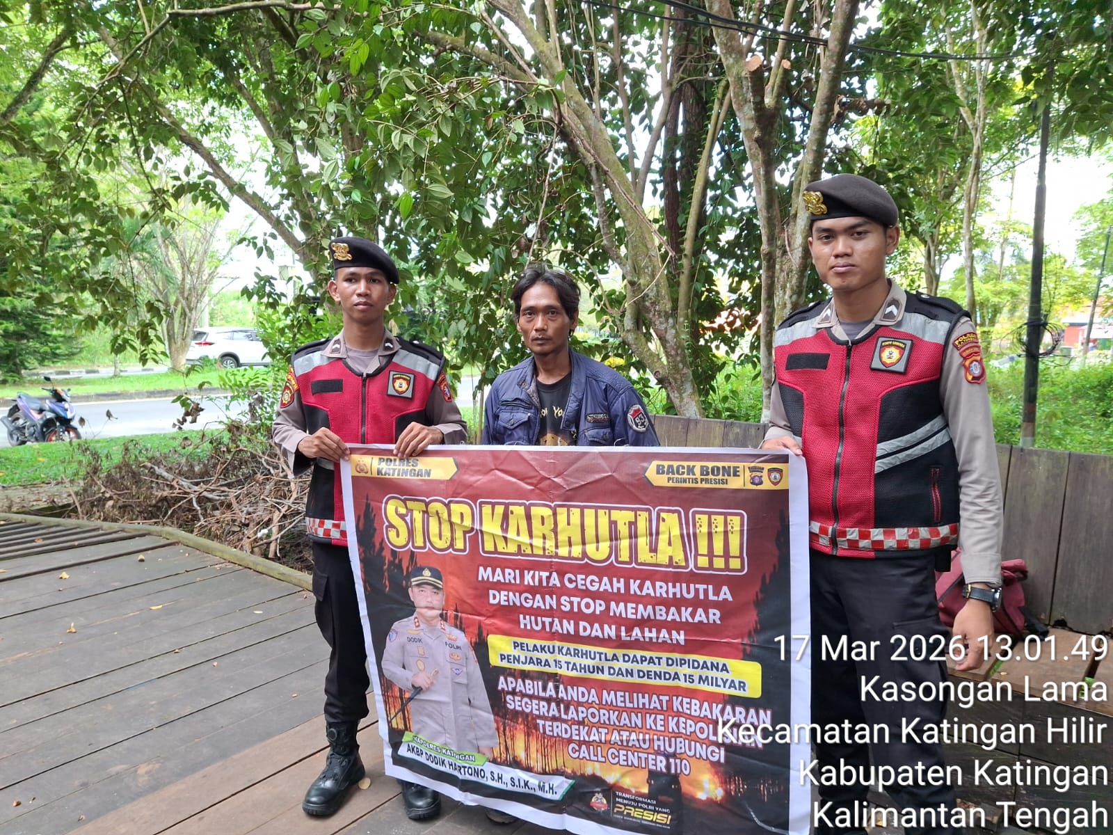 Personel Samapta Polres Katingan Sosialisasikan Pencegahan Karhutla kepada Masyarakat Desa Hampalit.