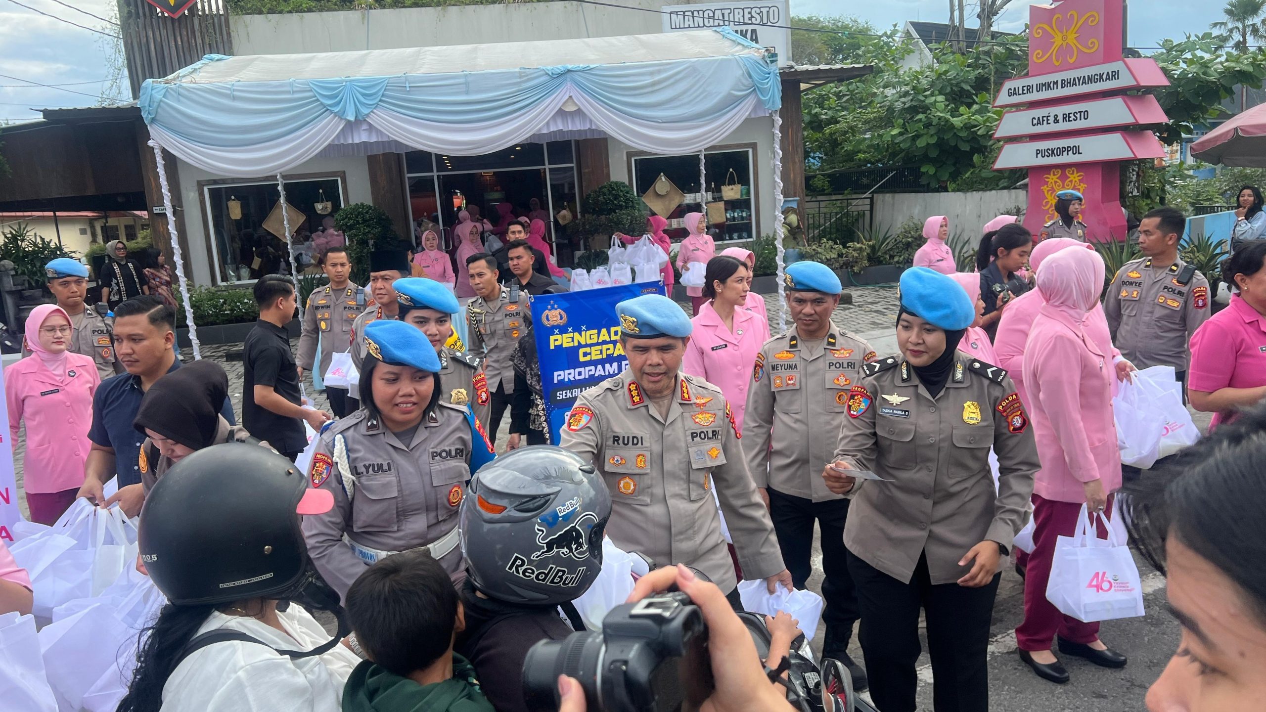 Sembari Bagikan Takjil Gratis, Bidpropam Polda Kalteng Ajak Masyarakat Manfaatkan Layanan Dumas Propam Polri