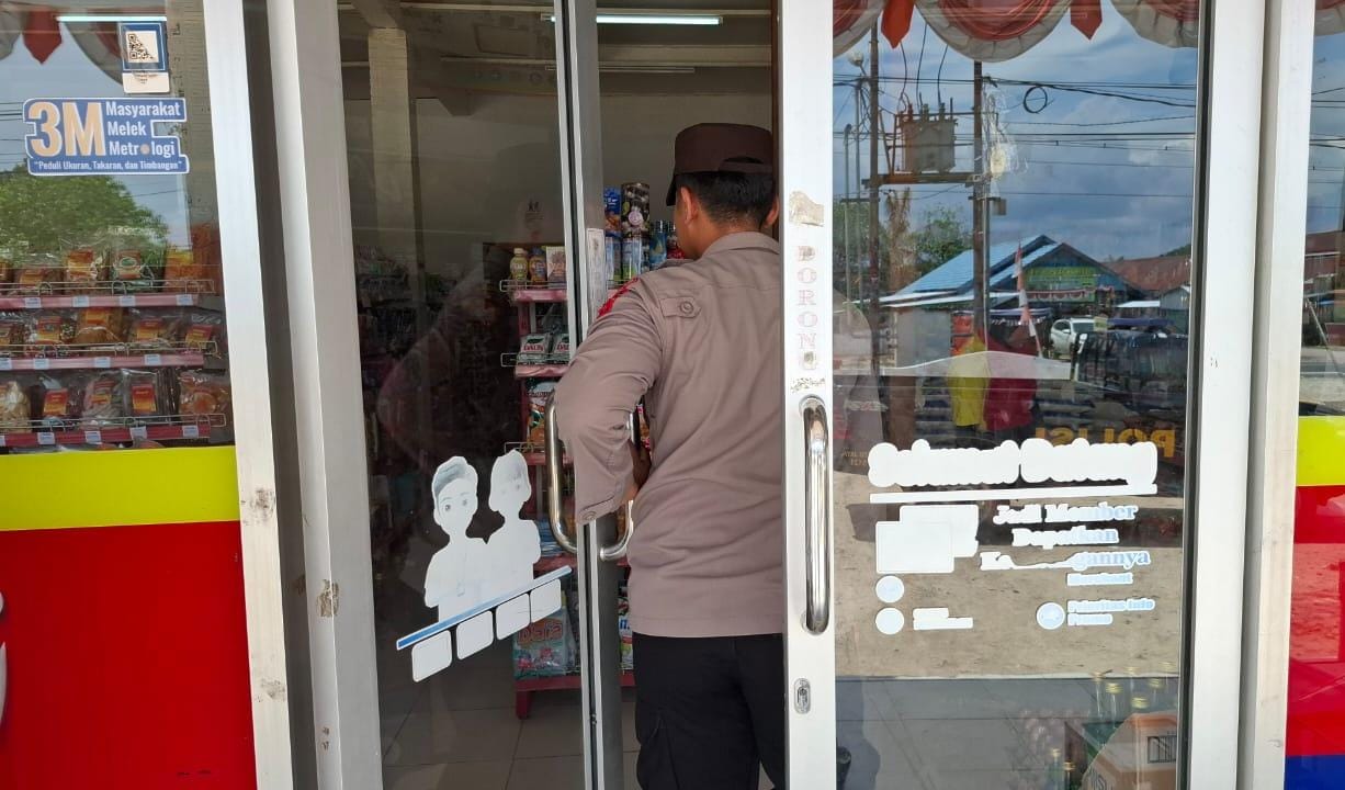 Anggota Polsek Sematu Jaya yang di pimpin langsung, Aipda Erizki melaksanakan patroli dialogis di Megamart Kecamatan Sematu Jaya guna memelihara siskamtibmas di wilayah Hukum Polsek Sematu Jaya.