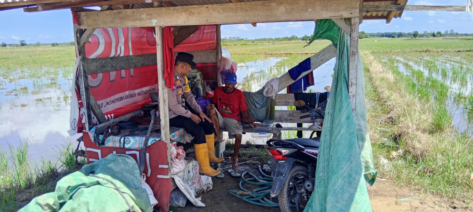Bhabinkamtibmas Rutin Sambangi Warganya yang sedang beraktivitas lingkungan perumahan warga Desa Kampung Keramat.