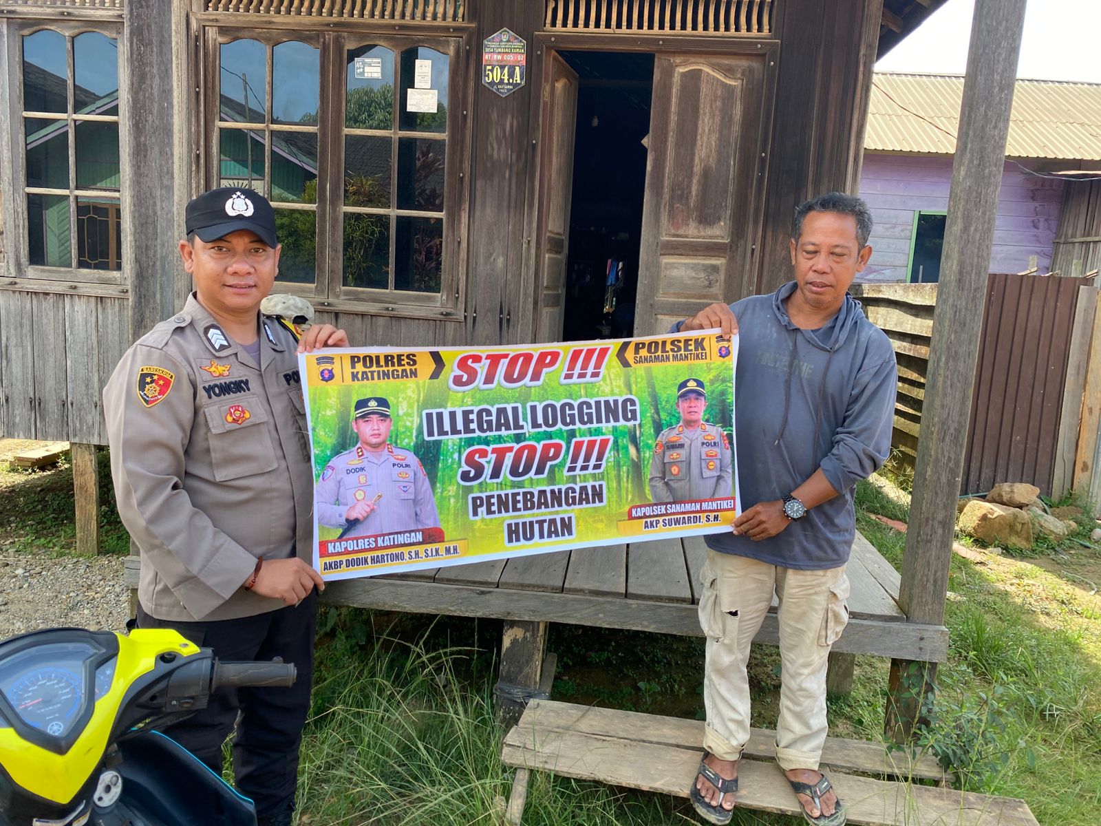 Bhabinkamtibmas laksanakan Sosialisasikan tentang larangan dan sangsi Pidana bagi pelaku Ileggal Logging kepada masyarakat di  Desa Binaan.