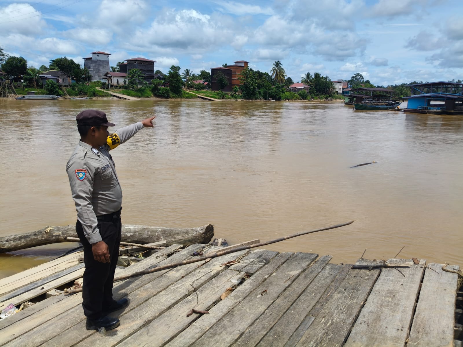 ‎Antisipasi Bencana Banjir, Personil Polsek Marikit Pantau Debit Air DAS Katingan.