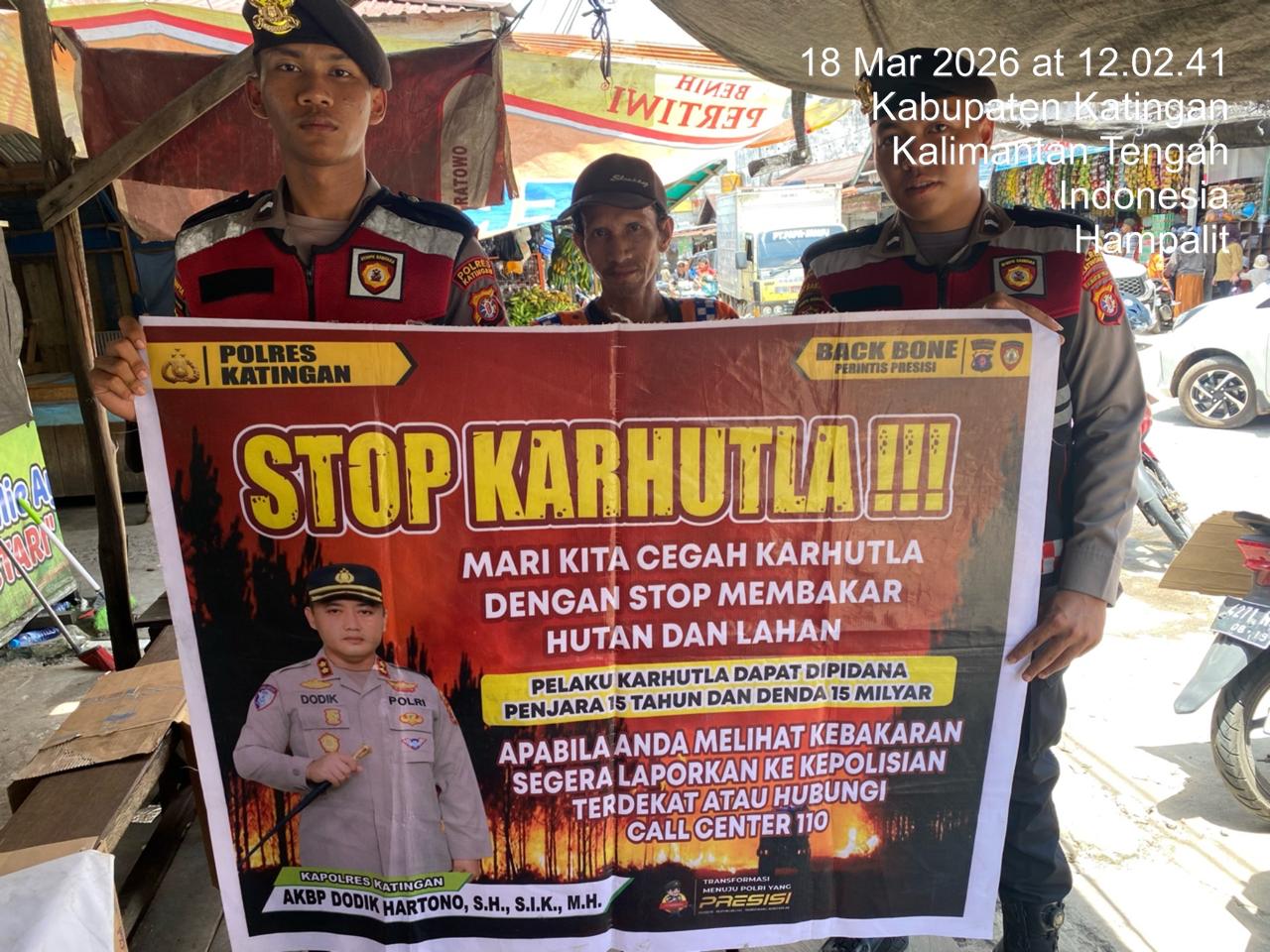 Personel Samapta Polres Katingan Sosialisasikan Pencegahan Karhutla kepada Masyarakat Desa Hampalit.