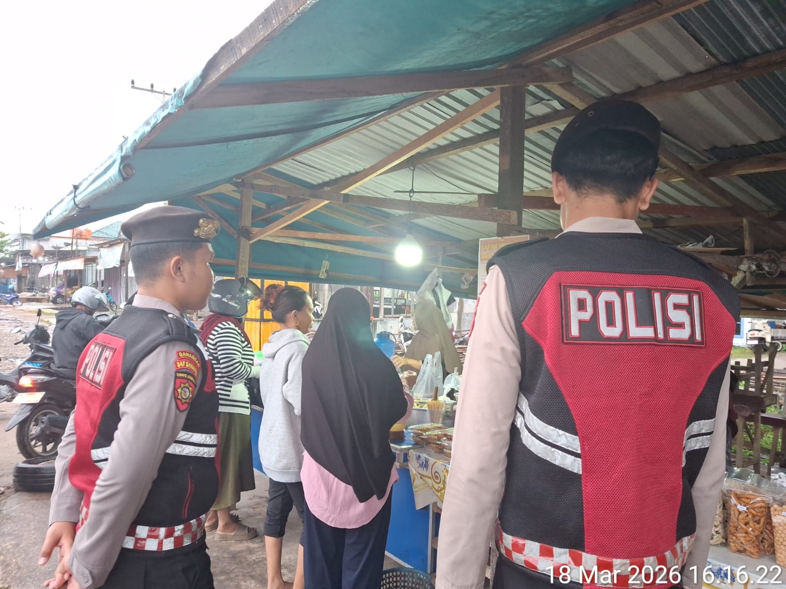 Personel Samapta Polres Katingan Intensifkan Patroli Pasar Ramadhan.