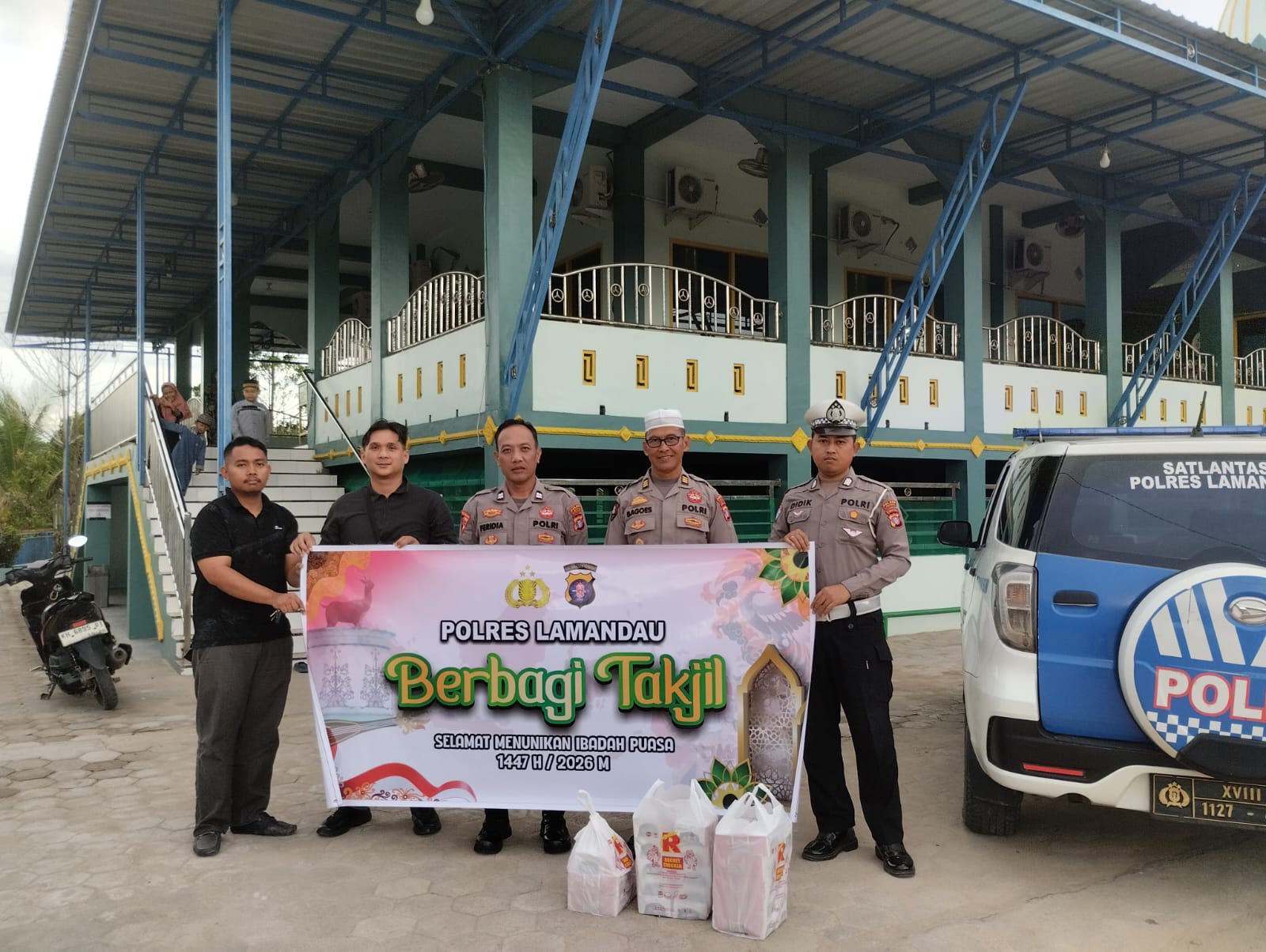 Wujud Kepedulian Ramadhan, Polres Lamandau Salurkan Takjil ke Masjid