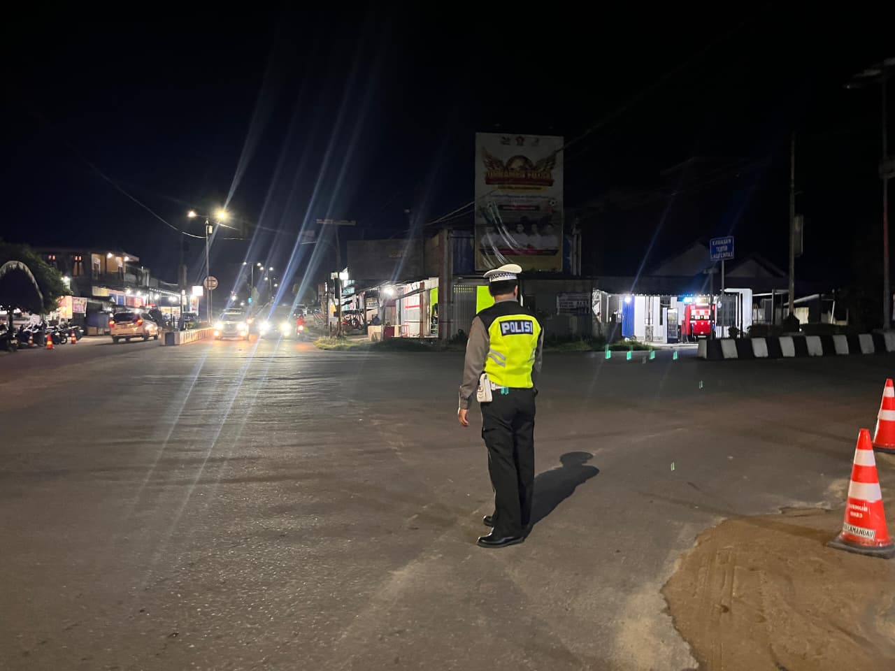 Antisipasi Lonjakan Kendaraan, Personel Pos Yan–Pos Pam Intensifkan Pengaturan Lalu Lintas