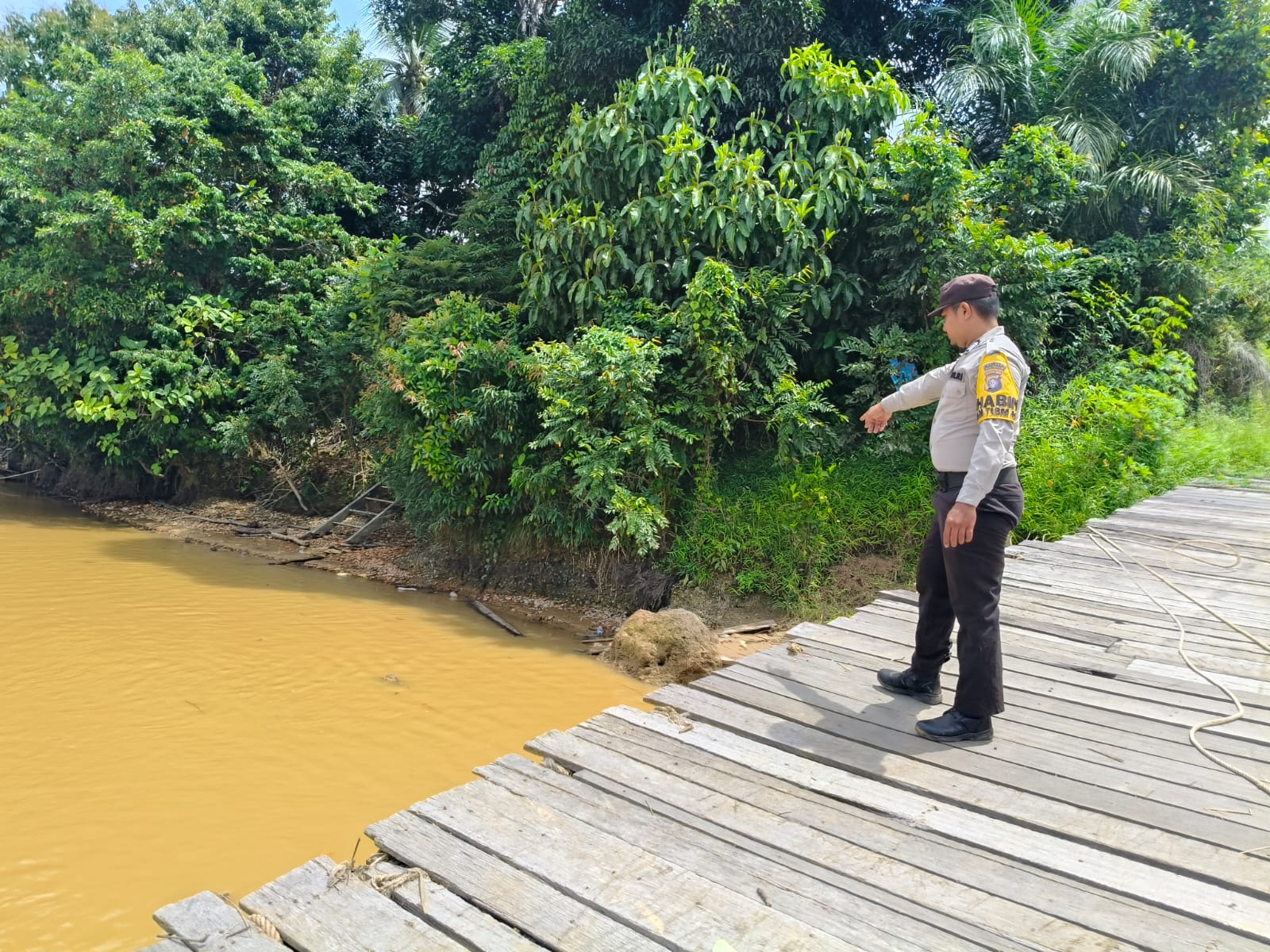 ‎Antisipasi Bencana Banjir, Personil Polsek Marikit Pantau Debit Air DAS Katingan.