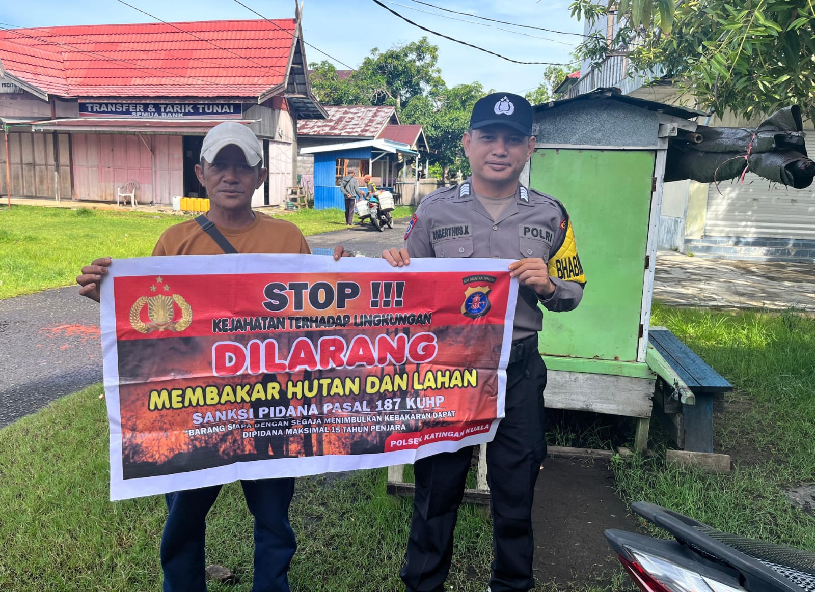 Bhabinkamtibmas Desa Kampung Tengah Sampaikan Himbauan tentang Karhutla Kepada petani