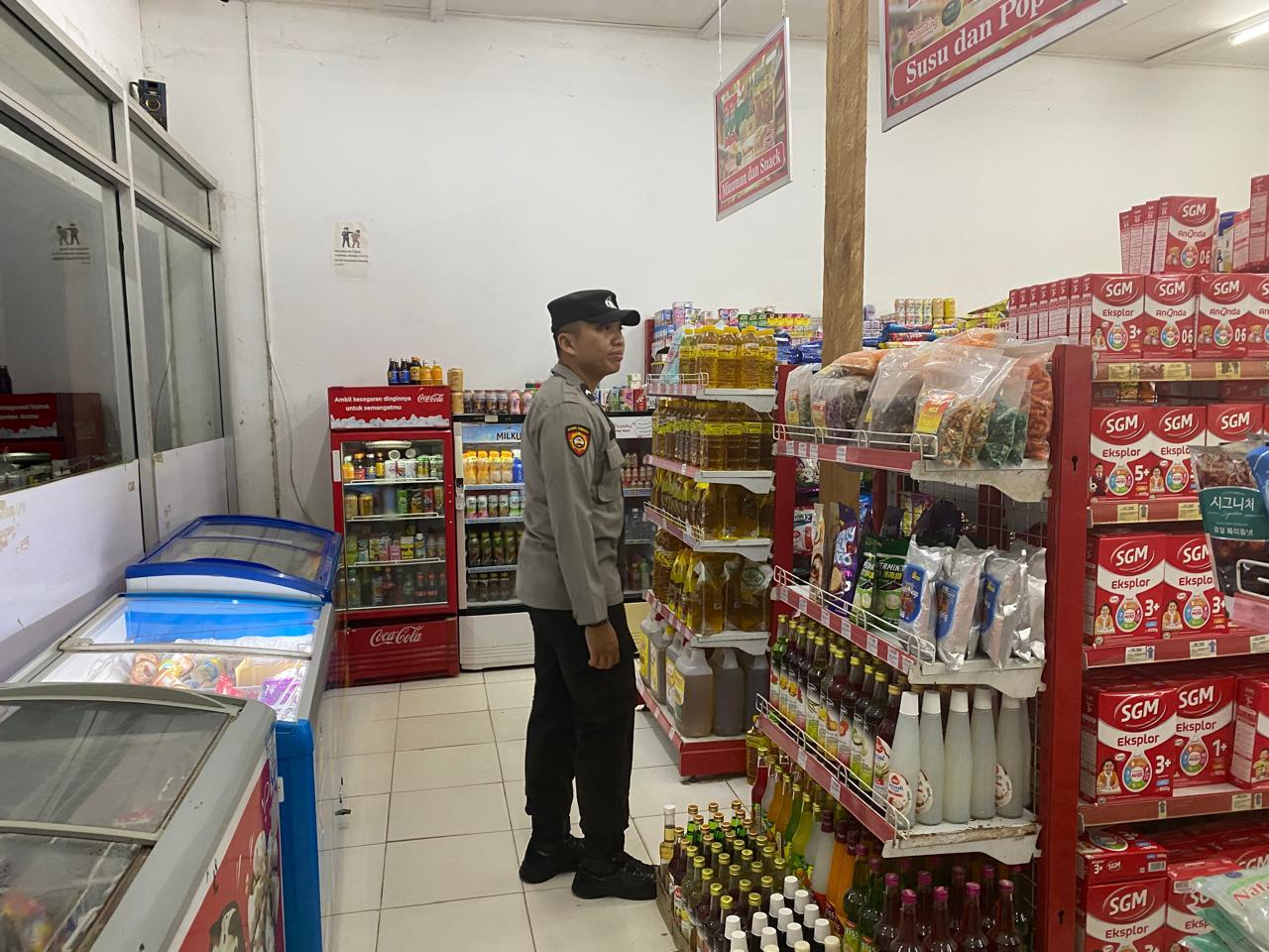 Cegah Gangguan Kamtibmas, Piket Polsek Sematu Jaya Patroli ke Pertokoan