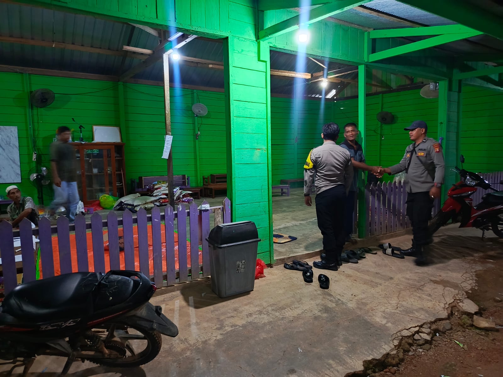 Jalin Kedekatan, Personel Polsek Lamandau Sambangi kerumah Warga