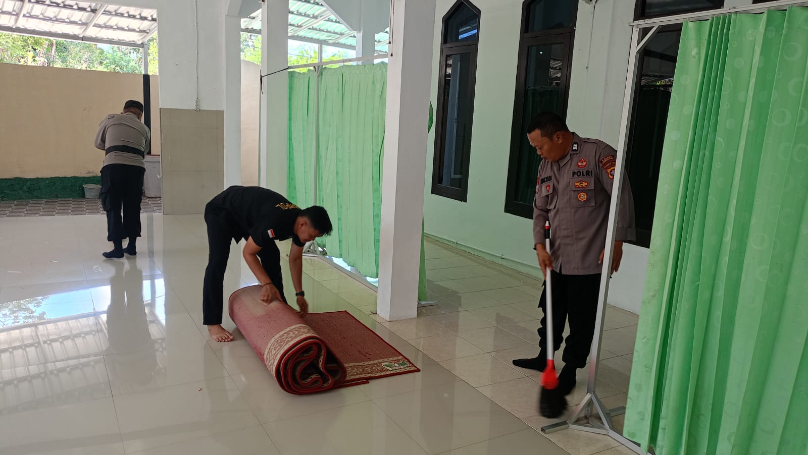 Jelang Idul Fitri, Personel Polres Lamandau Bersihkan Masjid Ar-Rizal untuk Sholat Lebaran