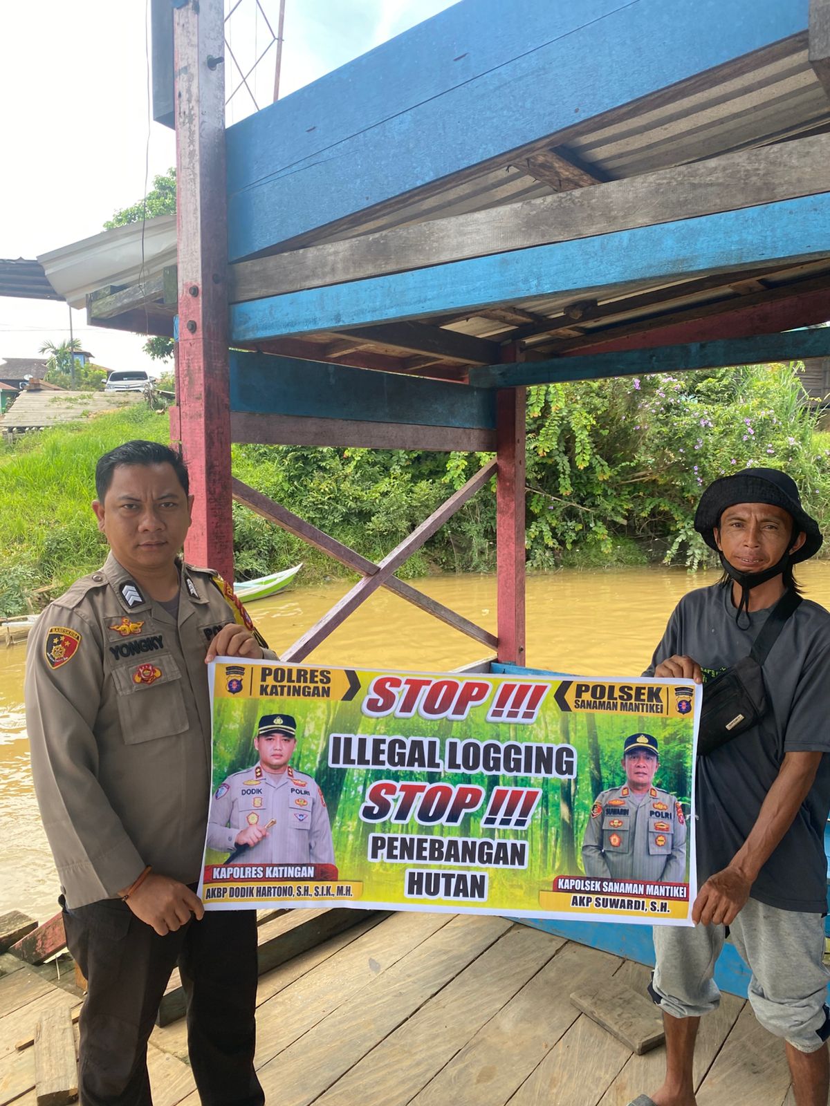 Bhabinkamtibmas laksanakan Sosialisasikan tentang larangan dan sangsi Pidana bagi pelaku Ileggal Logging kepada masyarakat di  Desa Binaan.