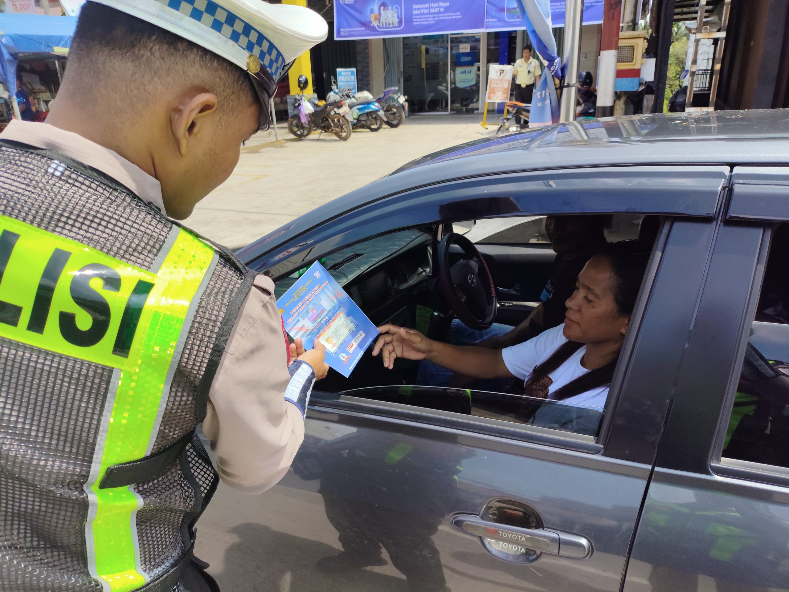 *Pembagian Brosur Keselamatan Berlalu Lintas Kepada masyarakat.*