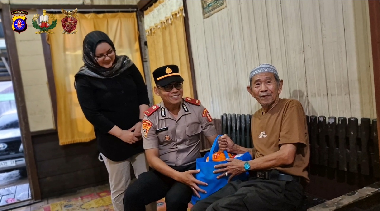 Tampil Beda, Siswa SIP 55 Adi Rahim Berbagi Senyum Kepada Warga