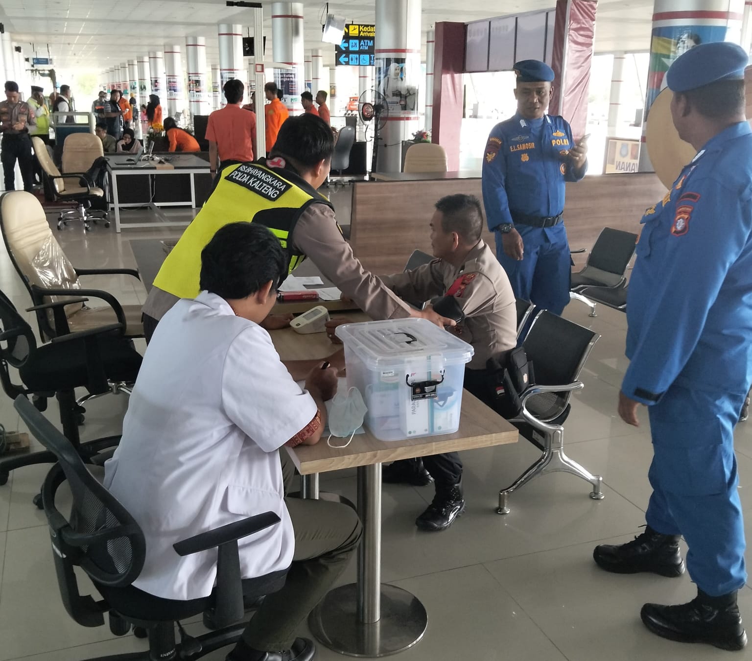 *Siaga Mudik Lebaran, Rumkit Bhayangkara Cek Kesehatan Petugas Ops Ketupat di Posko Bandara*