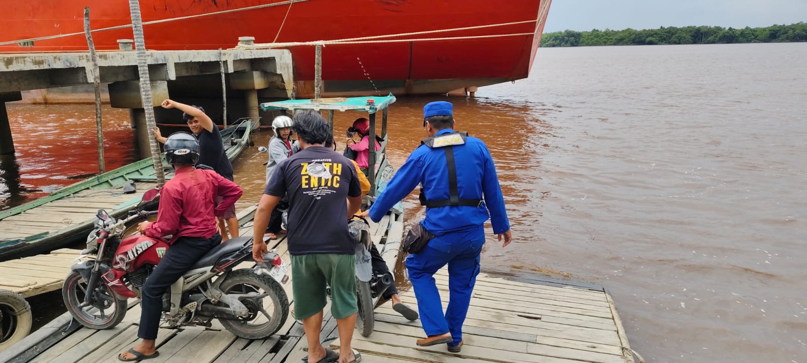 Jelang Hari Raya Idul Fitri Personil Ditpolairud, Imbau Penyebrangan Tradisional Utamakan Keselamatan