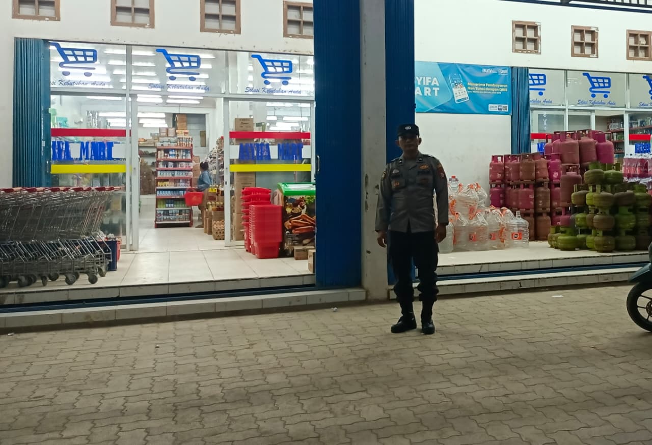 Piket Polsek Patroli kepertokoan diwilkum Polsek Sematu Jaya