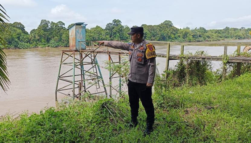 Deteksi Banjir, Polsek Tewang Sangalang Garing dan Pulau Malan Cek Ketinggian Debit Air