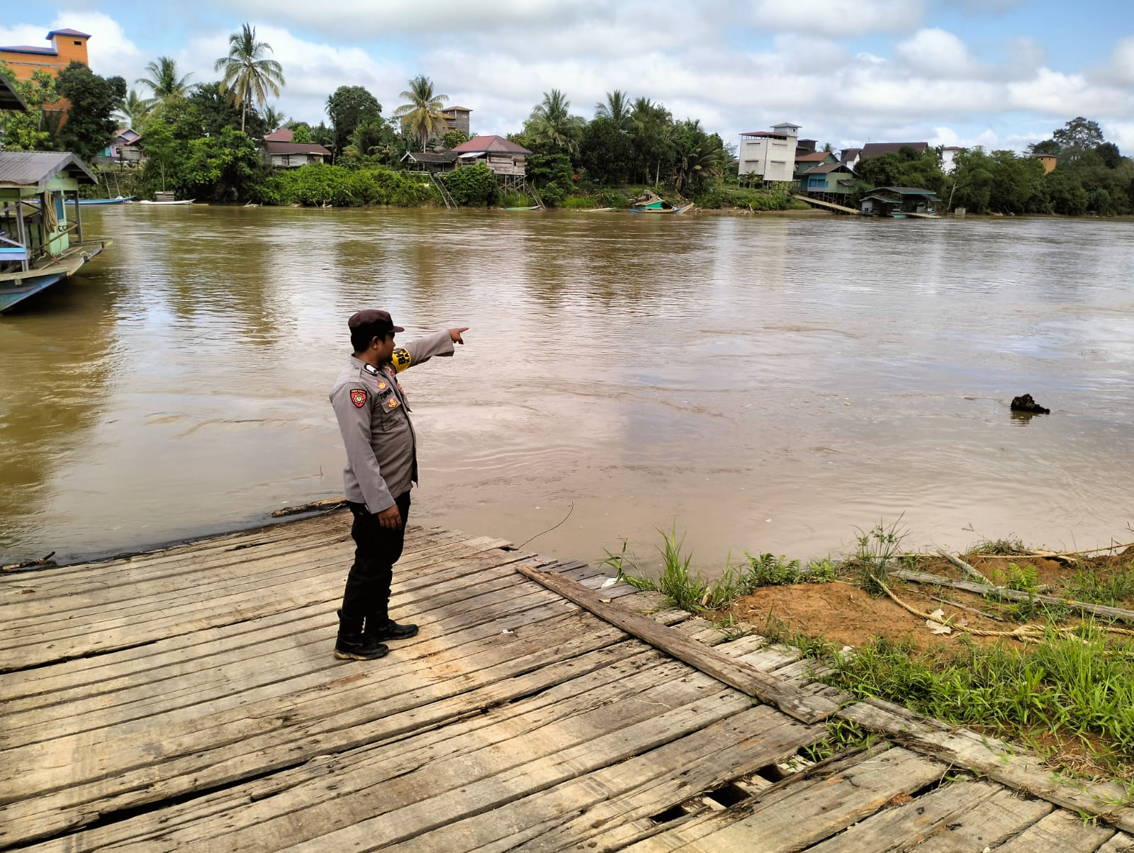 Polsek Marikit Pantau Situasi ketinggian Debit air di Das Katingan untuk antisipasi bencana Banjir.