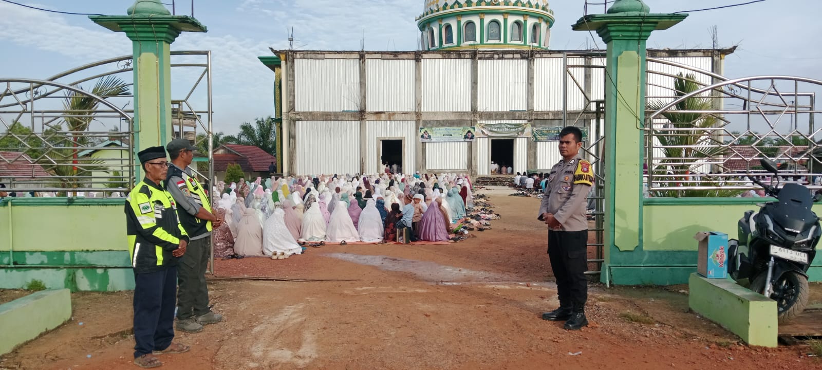 Ratusan Warga Ikuti Sholat Idul Fitri di Menthobi Raya, Pengamanan Berjalan Lancar