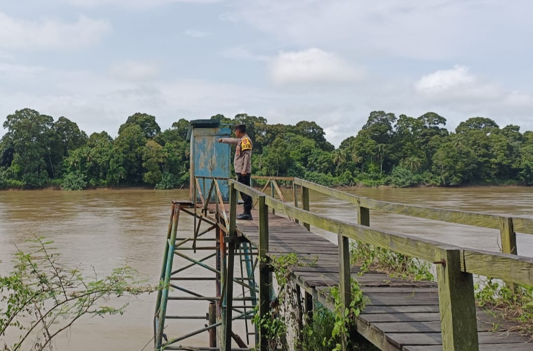 Deteksi Banjir, Polsek Tewang Sangalang Garing dan Pulau Malan Cek Ketinggian Debit Air