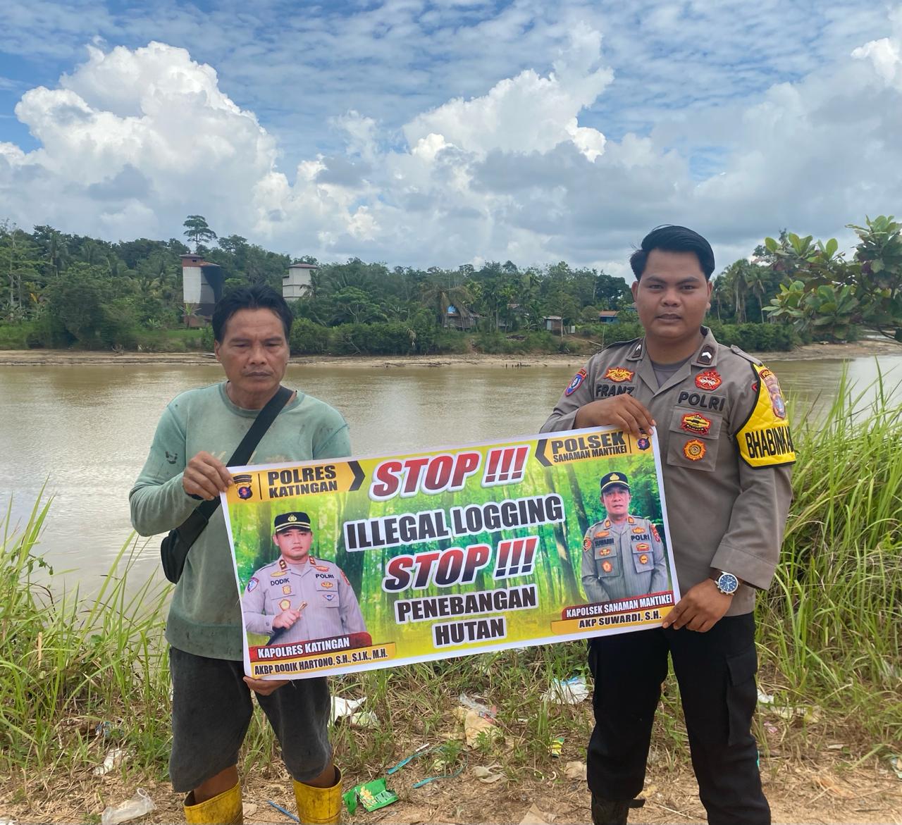 Bhabinkamtibmas laksanakan Sosialisasikan tentang larangan dan sangsi Pidana bagi pelaku Ilegal Logging kepada masyarakat di  Desa Binaan.