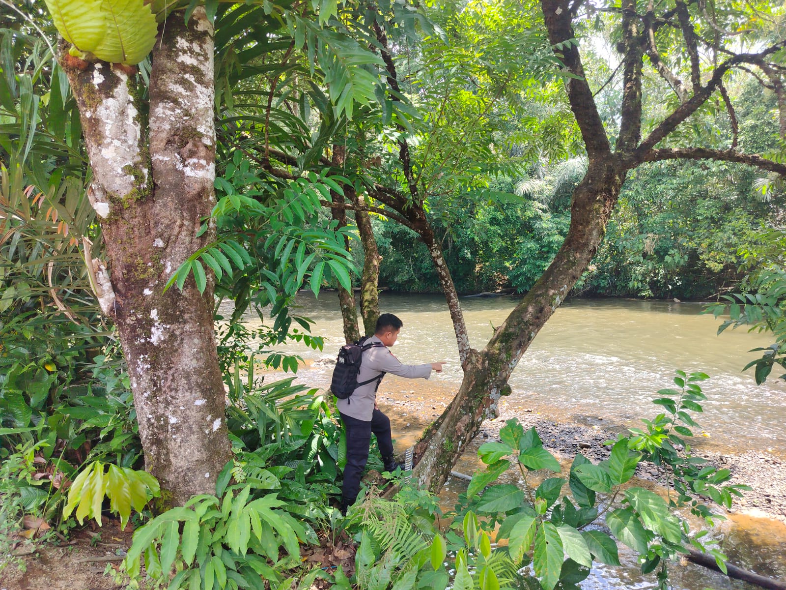 Piket Polsek Delang cek debit air DAS Delang