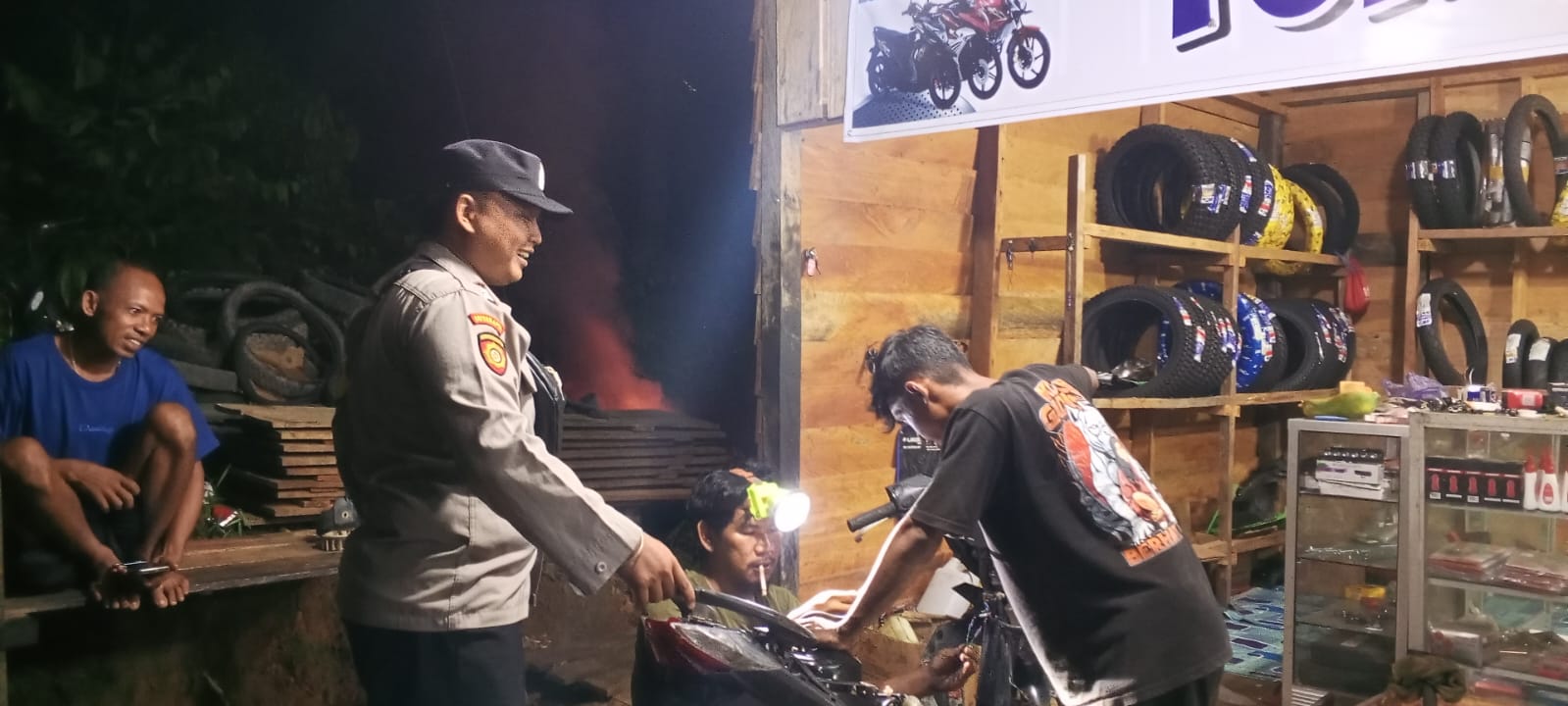 Sambang Bengkel Warga, Personel Piket Polsek Lamandau Ingatkan Pentingnya Kamtibmas