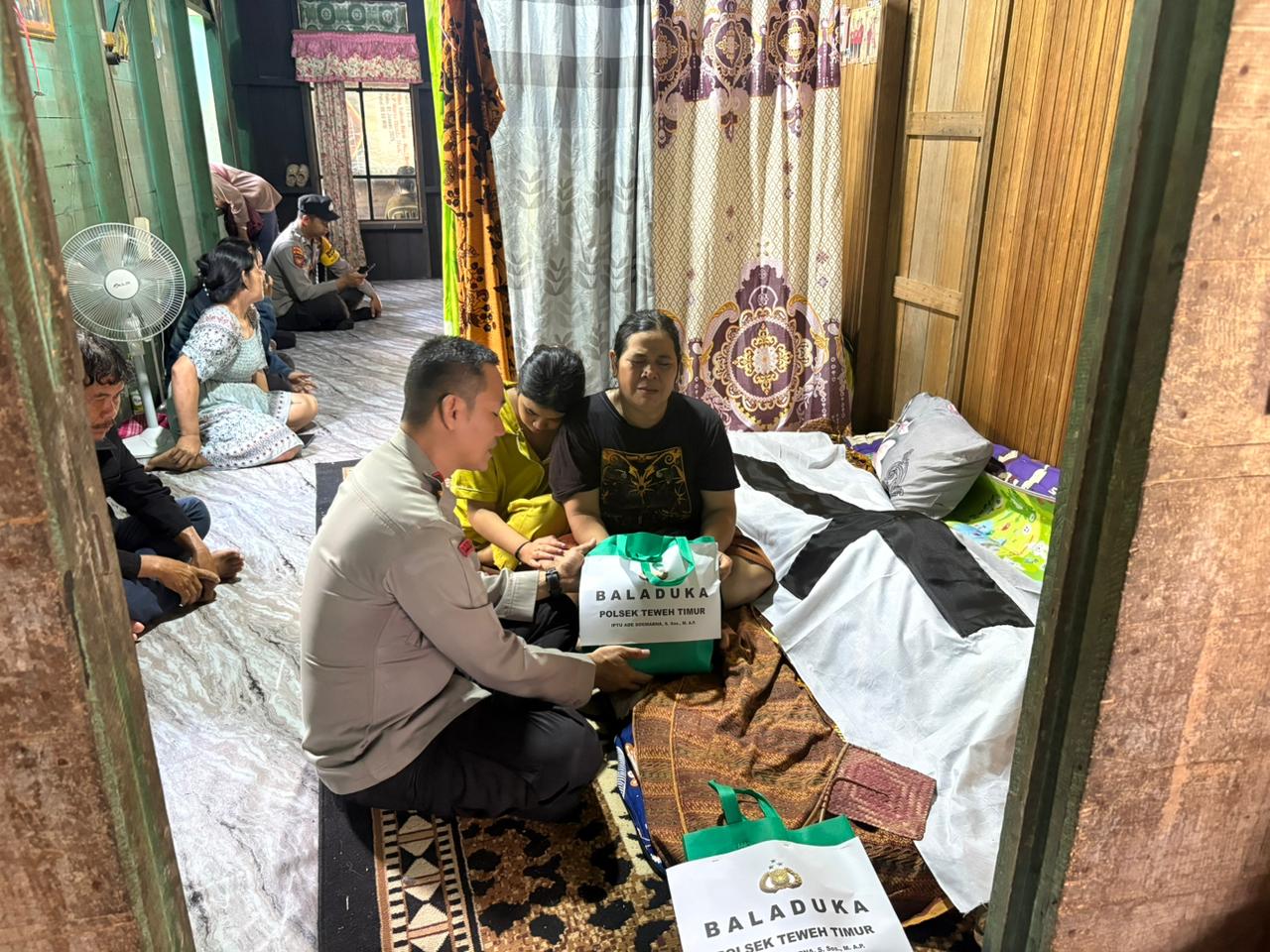 Polsek Teweh Timur Salurkan Bantuan untuk Warga Berduka, Wujud Kepedulian dan Cooling System Kamtibmas