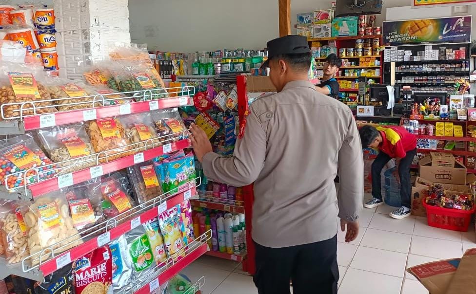 Anggota Polsek Sematu Jaya yang di pimpin langsung, Aipda Erizki melaksanakan patroli dialogis di Megamart Kecamatan Sematu Jaya guna memelihara siskamtibmas di wilayah Hukum Polsek Sematu Jaya