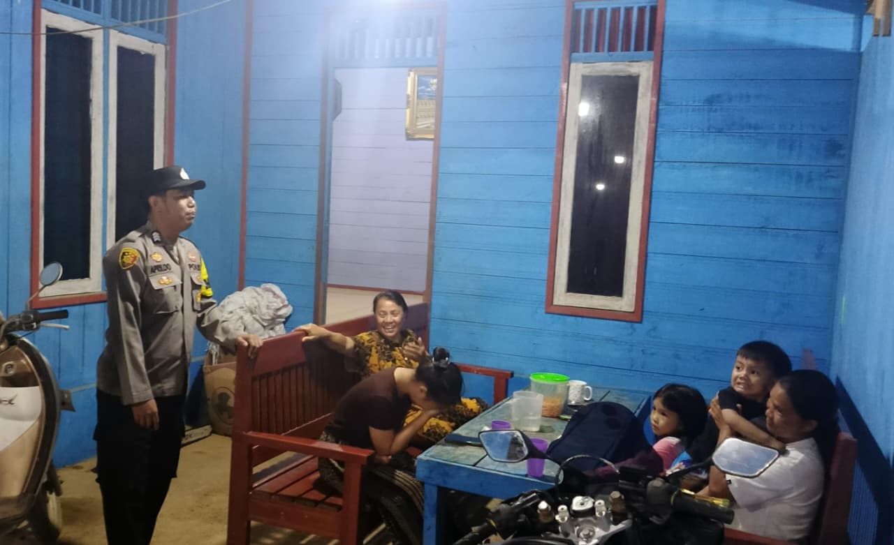 Piket Polsek Lamandau Sambangi Warga yang Sedang Duduk Santai, Sampaikan Pesan Kamtibmas