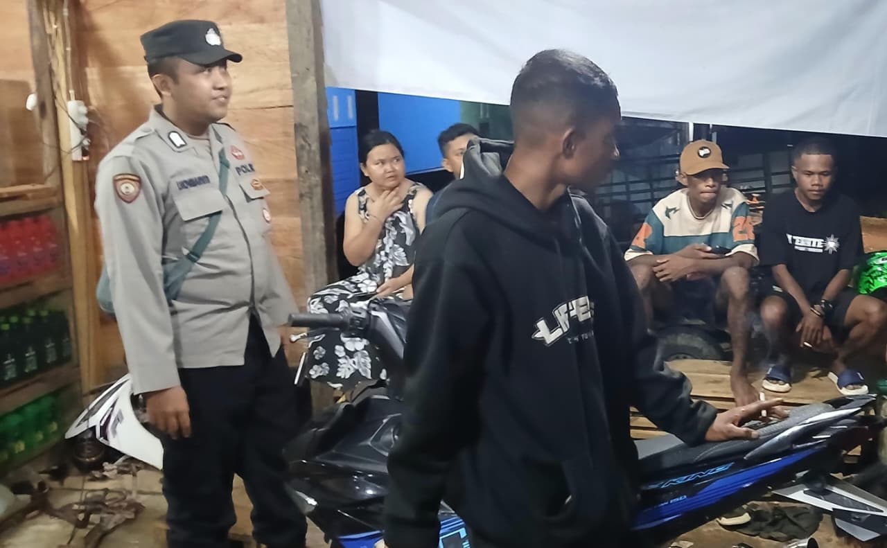 Jalin Kedekatan, Personel Polsek Lamandau Sambangi kerumah Warga