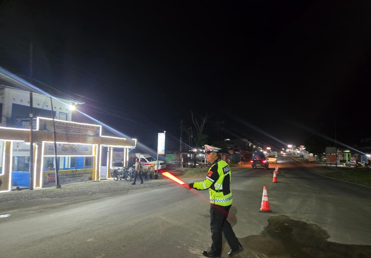 Pastikan Arus Balik Aman, Personel Pos PAM dan Pos YAN Intensifkan Pengaturan Lalu Lintas