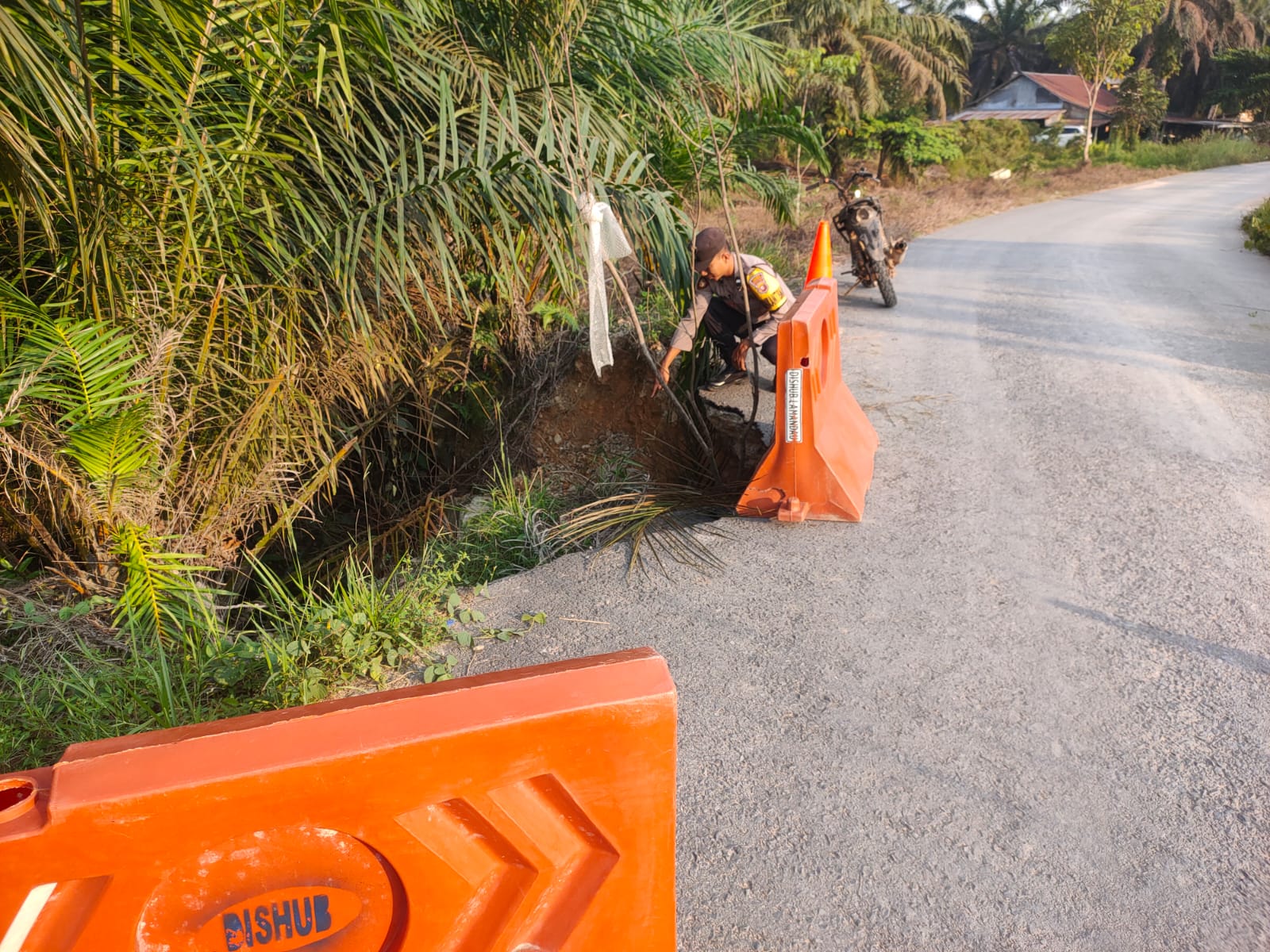 Bhabinkamtibmas Polsek Sematu Jaya Cek Kerusakan Jembatan di Desa Wonorejo, Warga Diminta Berhati-hati