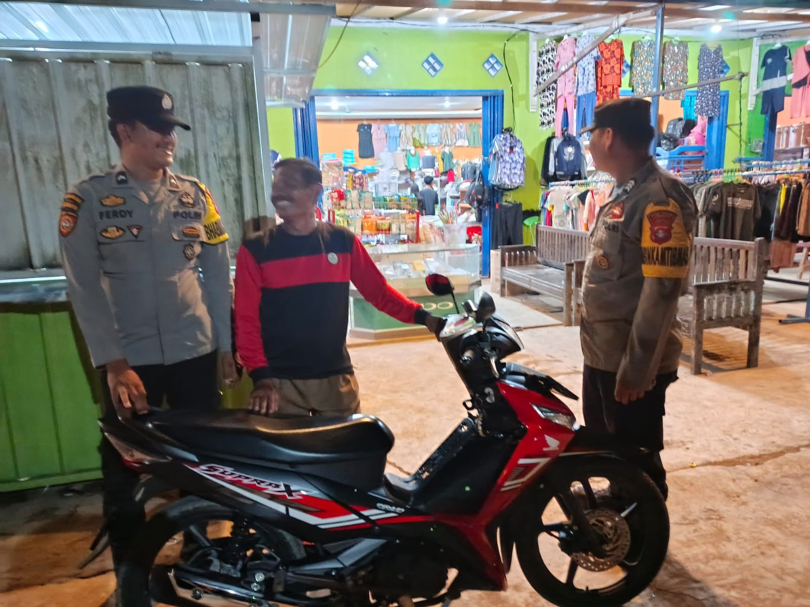 Piket Polsek Silaturahmi ke masyarakat yang sedang santai