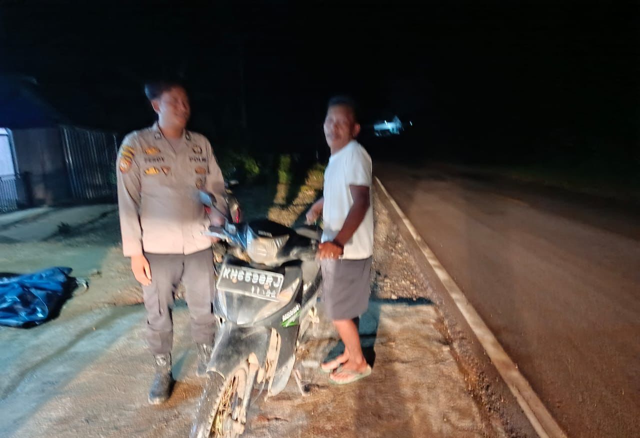 Piket Polsek Sambangi Warga yang sedang Berkendara agar Lebih Berhati-hati di Jalan