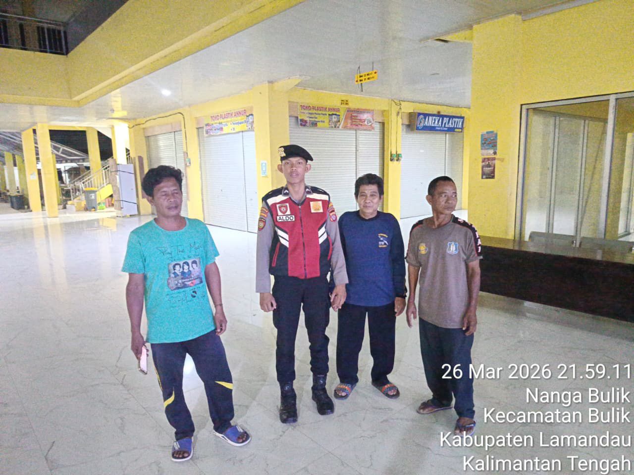 Ciptakan Rasa Aman, Sat Samapta Sambangi Penjaga Malam Saat Patroli Pasar