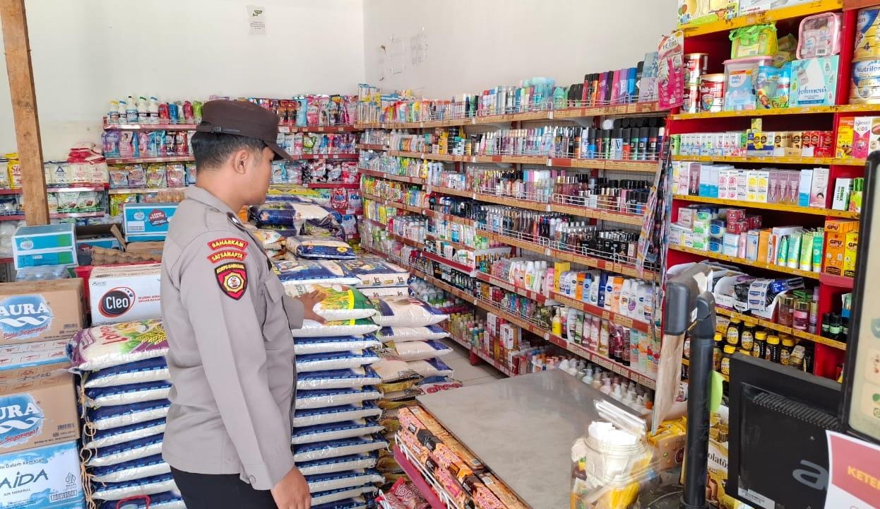 Anggota Polsek Sematu Jaya yang di pimpin langsung, Aipda Erizki melaksanakan patroli dialogis di Megamart Kecamatan Sematu Jaya guna memelihara siskamtibmas di wilayah Hukum Polsek Sematu Jaya.