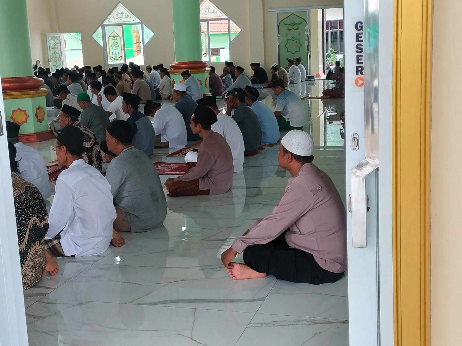 Polres Lamandau Polda Kalteng Untuk antisipasi gangguan kamtibmas serta memastikan keamanan dan kenyamanan umat muslim laki laki yang melaksanakan ibadah sholat Jumat.