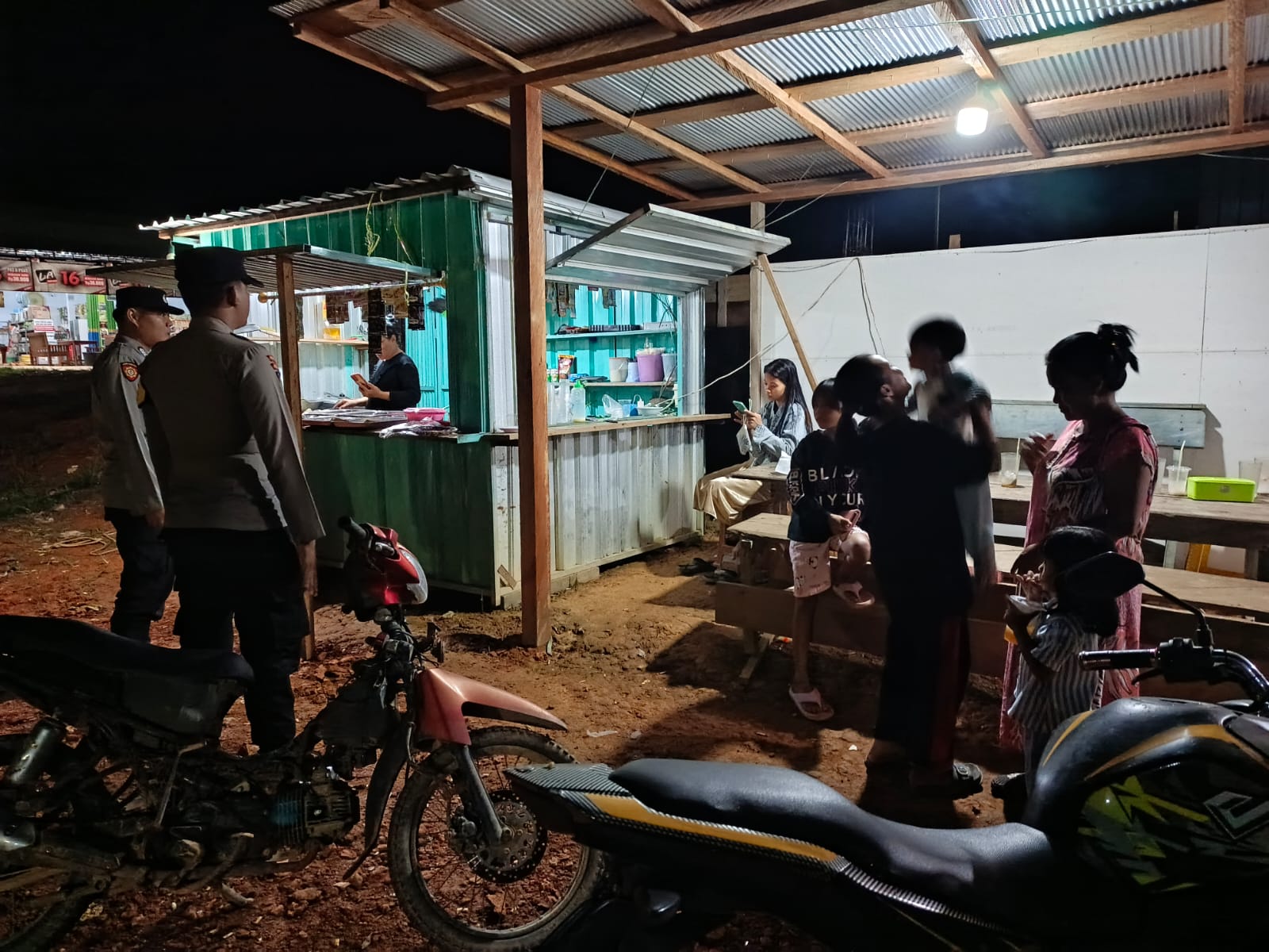 Personil Polsek Lamandau Sambang Ke Pedagang