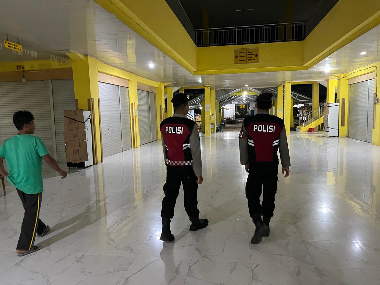 Ciptakan Rasa Aman, Sat Samapta Sambangi Penjaga Malam Saat Patroli Pasar