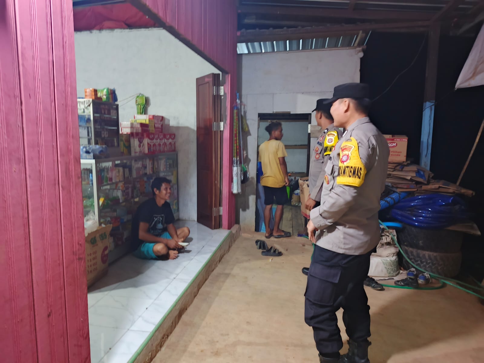 Melalui Silaturahmi, Personel Polsek Lamandau Kenalkan Layanan Darurat 110 kepada Masyarakat