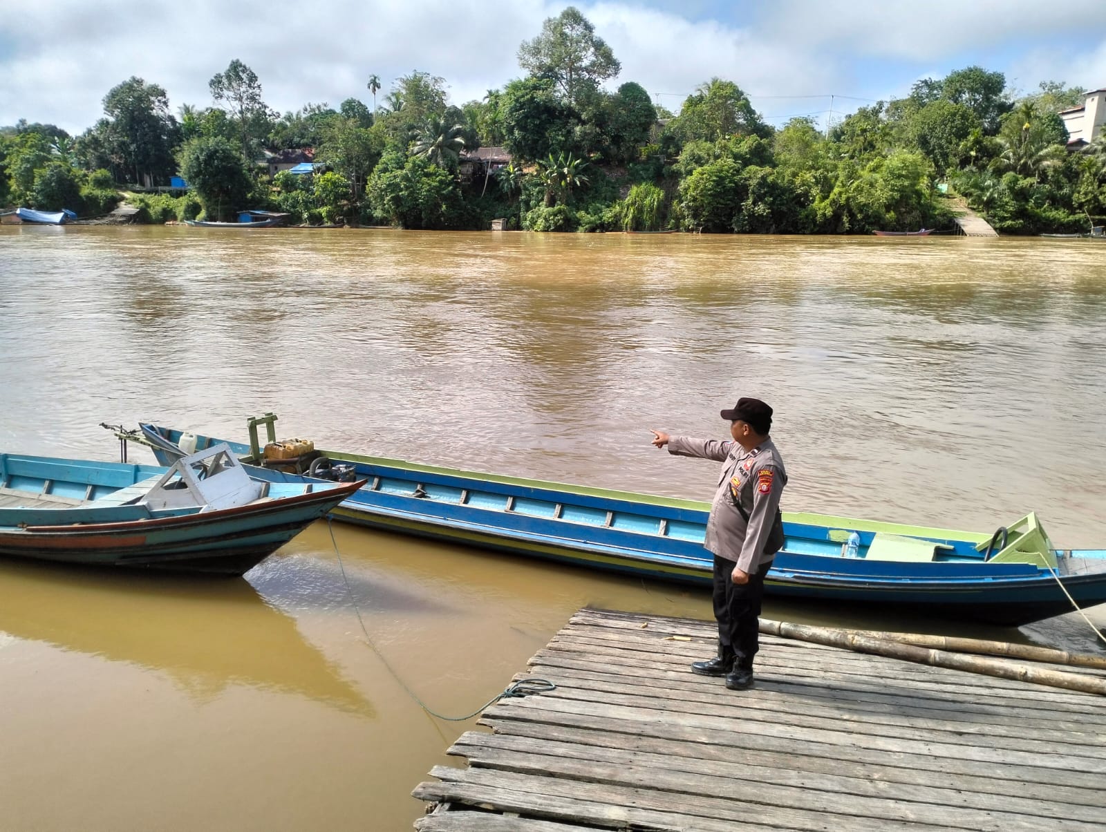 Polsek Marikit Pantau Situasi ketinggian Debit air di Das Katingan untuk antisipasi bencana Banjir.