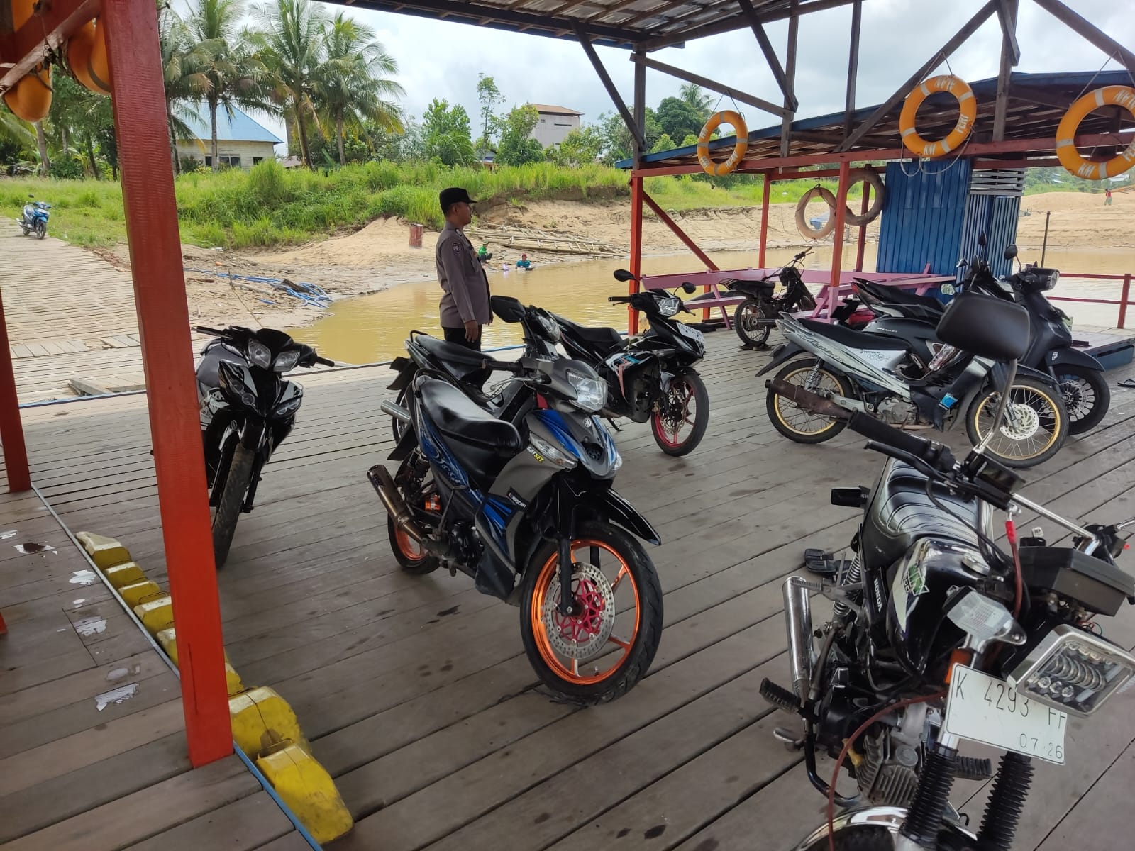 Dengan kegiatan kepolisian yang di tingkatkan  (KKYD) dalam rangka menjaga sitkamtibmas dan antisipasi arus balik Pasca Hari Raya Idul Fitri 1447 H Tahun 2026 Polsek Tewang Sangalang Garing dan Pulau Malan, Polres Katingan, Berikan Rasa Aman Kepada Masyarakat