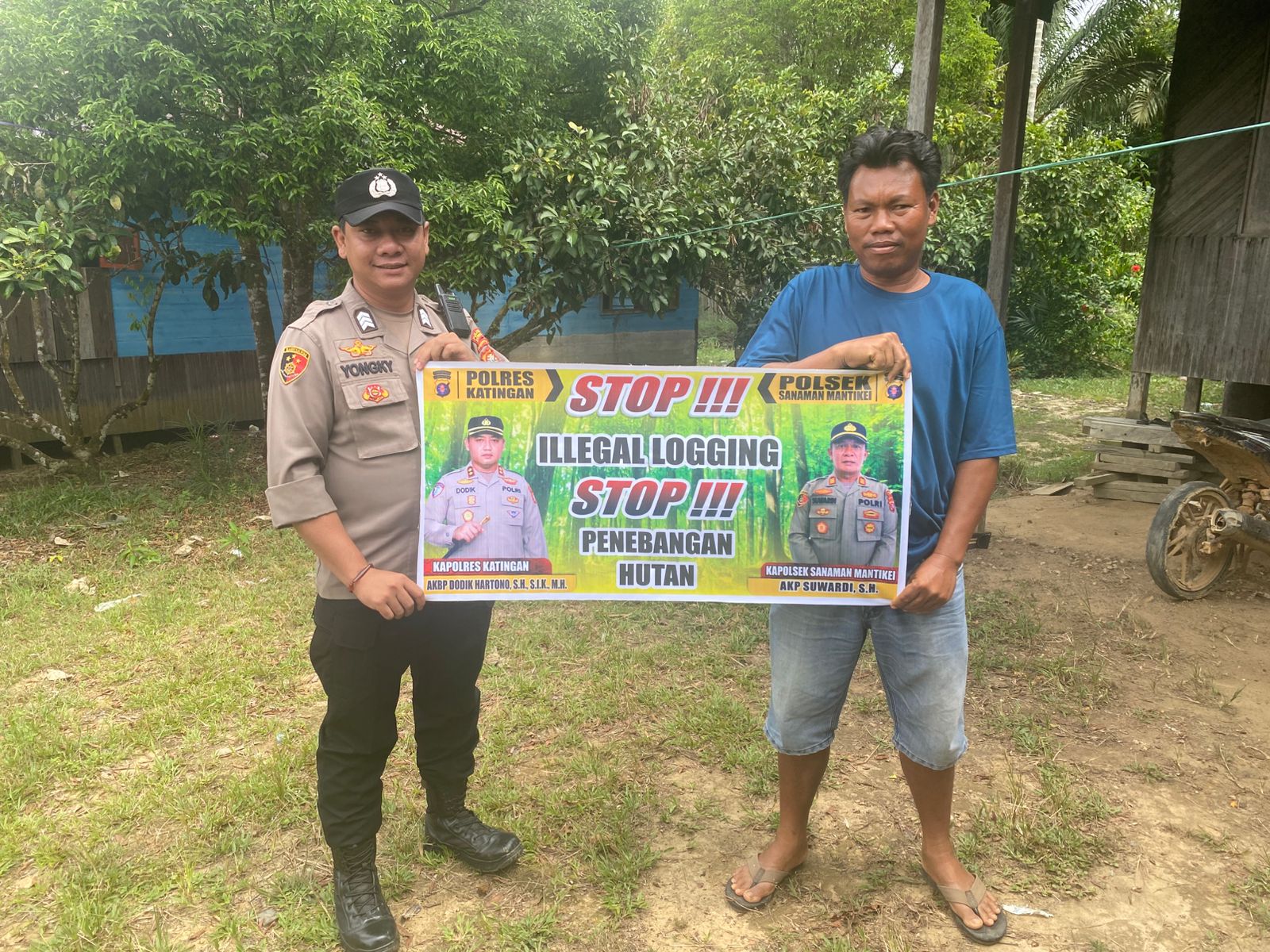 Bhabinkamtibmas laksanakan Sosialisasikan tentang larangan dan sangsi Pidana bagi pelaku Ileggal Logging kepada masyarakat di  Desa Binaan.